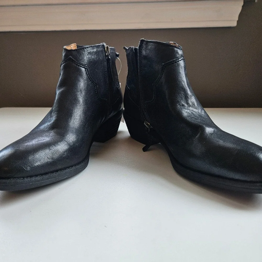 Comfortiva Black Leather Ankle Boots Womens 6.5W Wide Office Western Solid